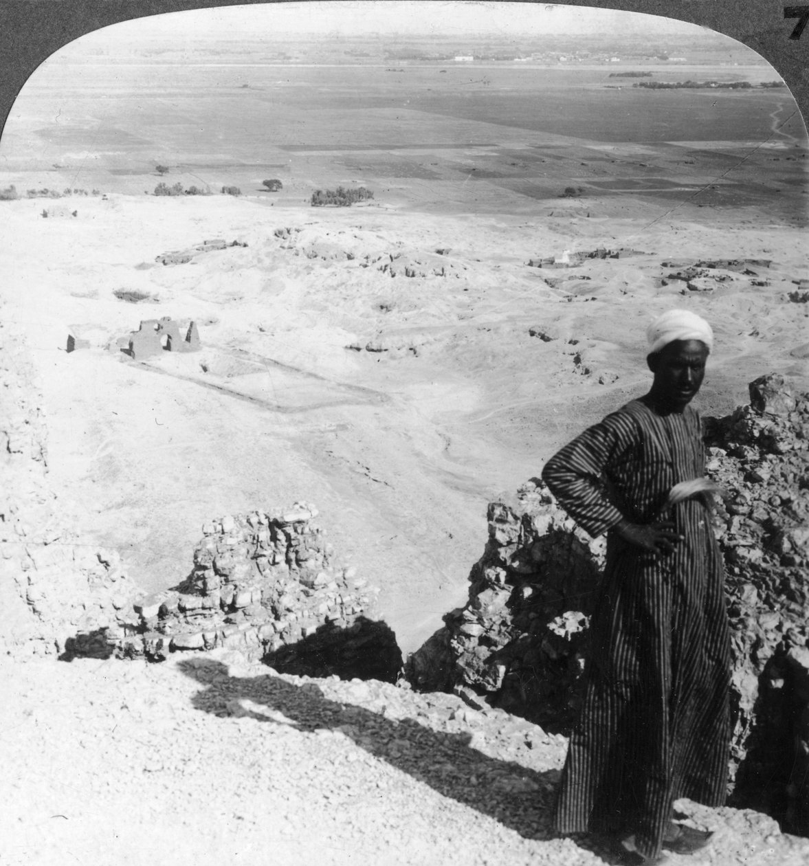 Fra de høje klipper ved Der-el-Bahri over sletten til Luxor, Theben, Egypten, 1905. af Underwood and Underwood