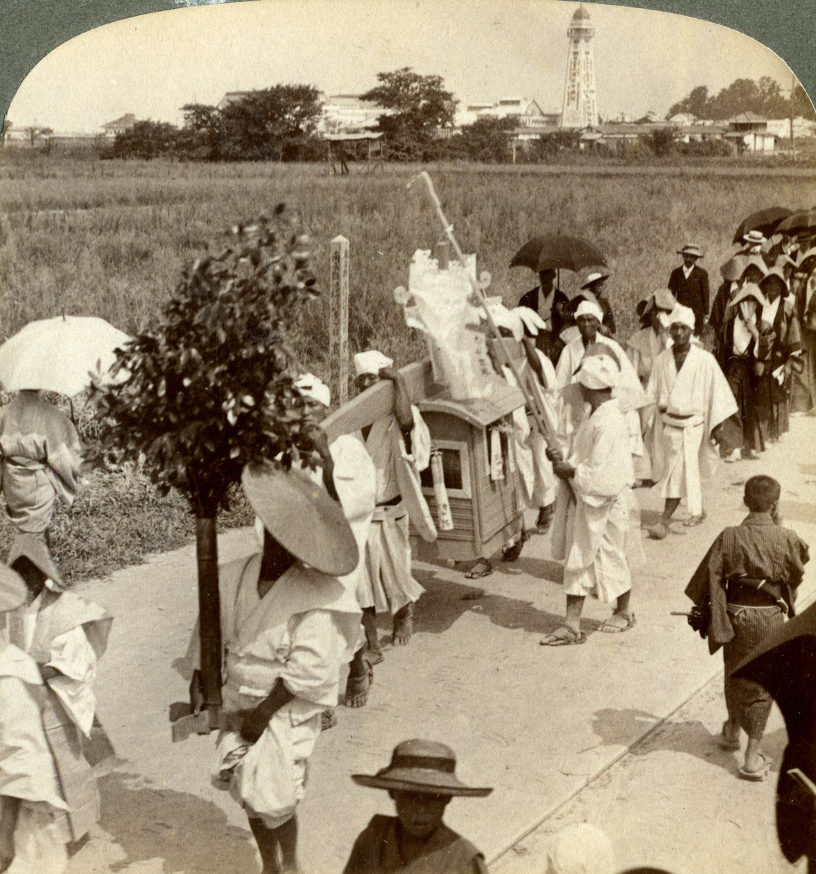 Begravelsesoptog af en rig buddhist, på vejen til Sakai, ser mod Osaka, Japan, 1904. af Underwood and Underwood