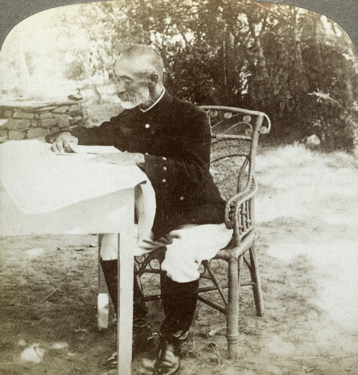 General Nogi ved det japanske hovedkvarter, Port Arthur, Manchuriet, c1904-1905. af Underwood and Underwood