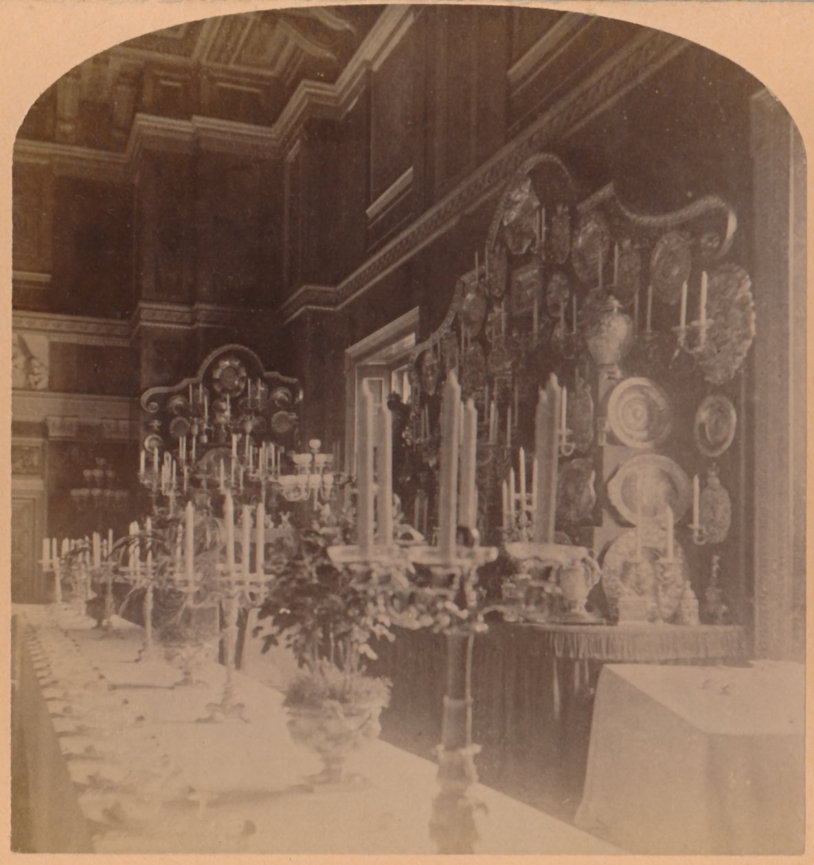 Guldplade brugt af den kongelige familie, Supper Room, Windsor Castle, England, 1900. af Underwood and Underwood