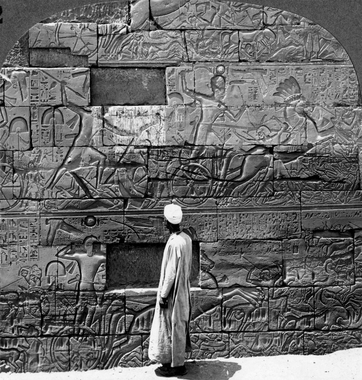 Store krigsrelieffer skulptureret i væggen ved Karnak-templet, Theben, Egypten, 1905. af Underwood and Underwood