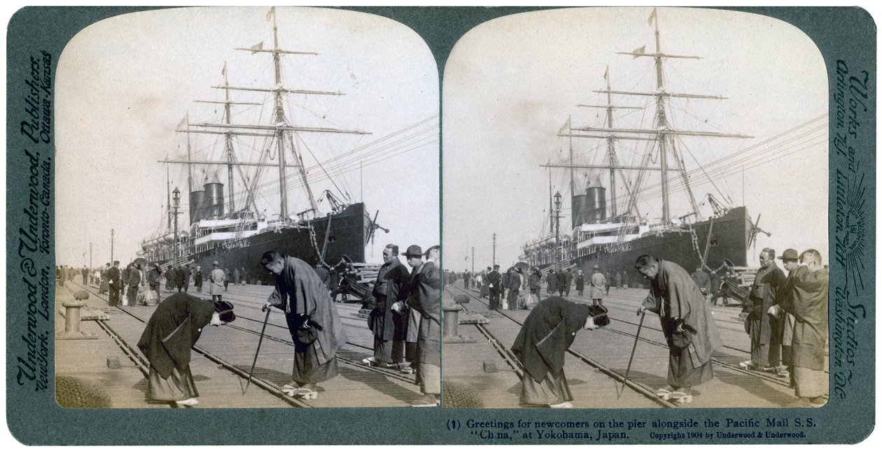 Hilsen til nytilkomne på molen ved siden af Pacific Mail SS China, Yokohama, Japan, 1904. af Underwood and Underwood