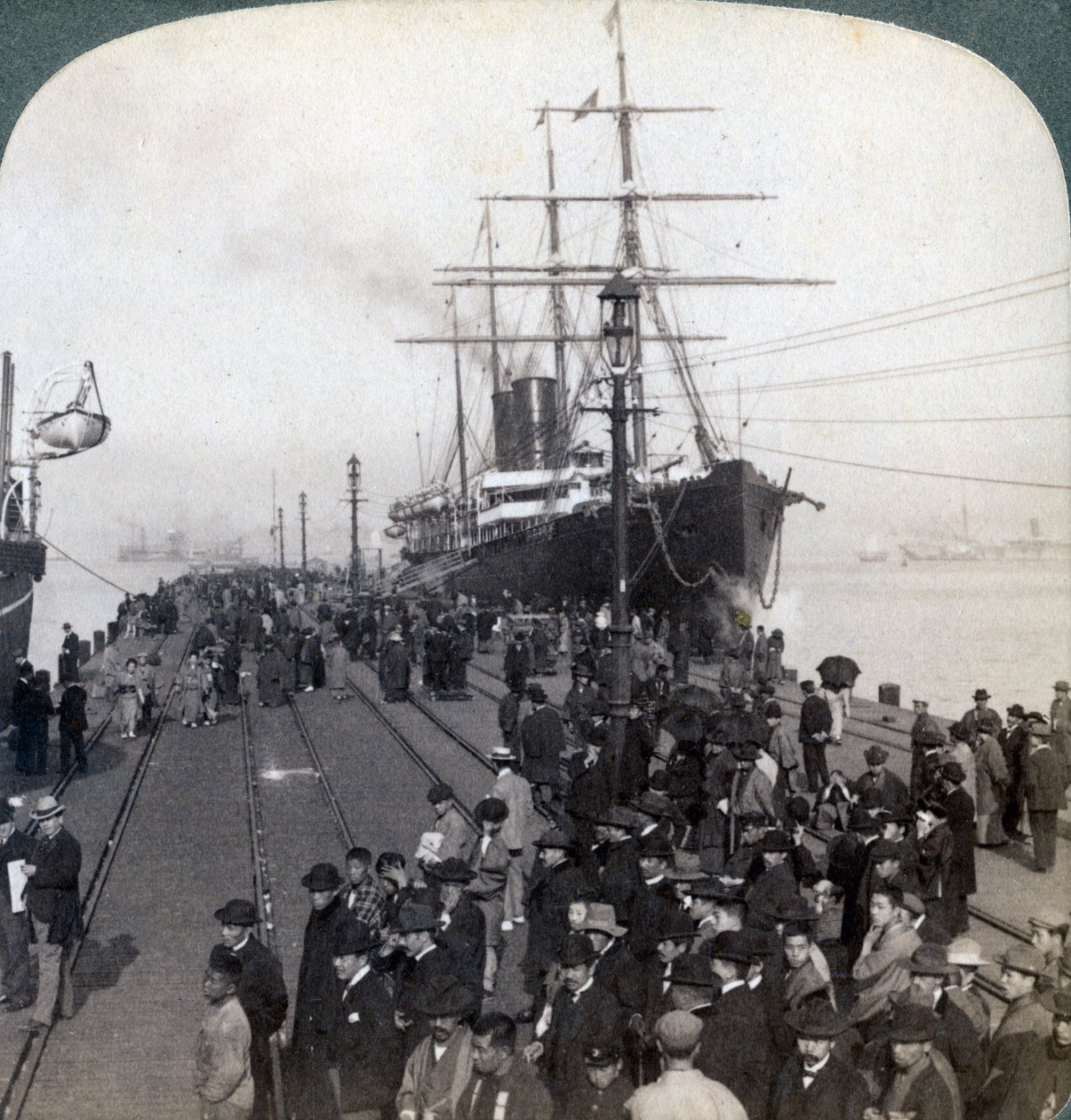 Hilsener til nytilkomne på molen ved siden af Pacific Mail SS China, i Yokohama, Japan, 1904. af Underwood and Underwood