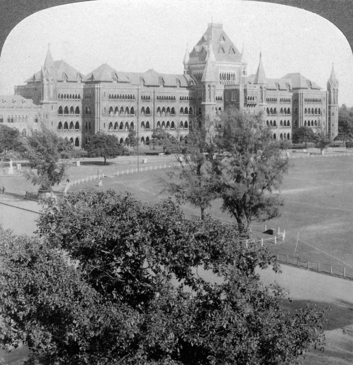 High Court og den nordlige ende af Rotten Row, Bombay, Indien, 1903. af Underwood and Underwood