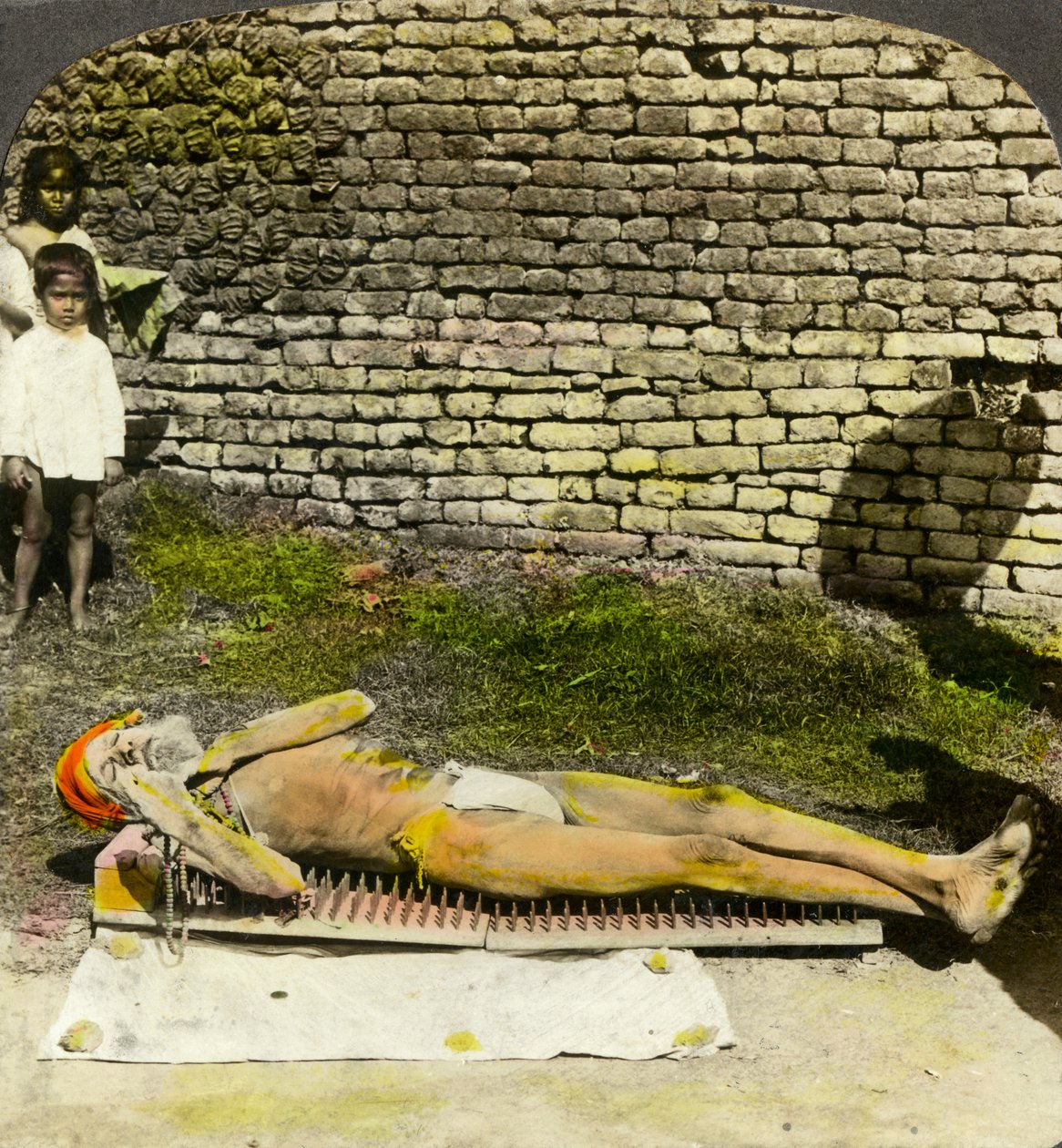 Hinduisk hengiven på en seng af søm nær helligdommen i Kali, Calcutta, Indien, begyndelsen af det 20. århundrede af Underwood and Underwood