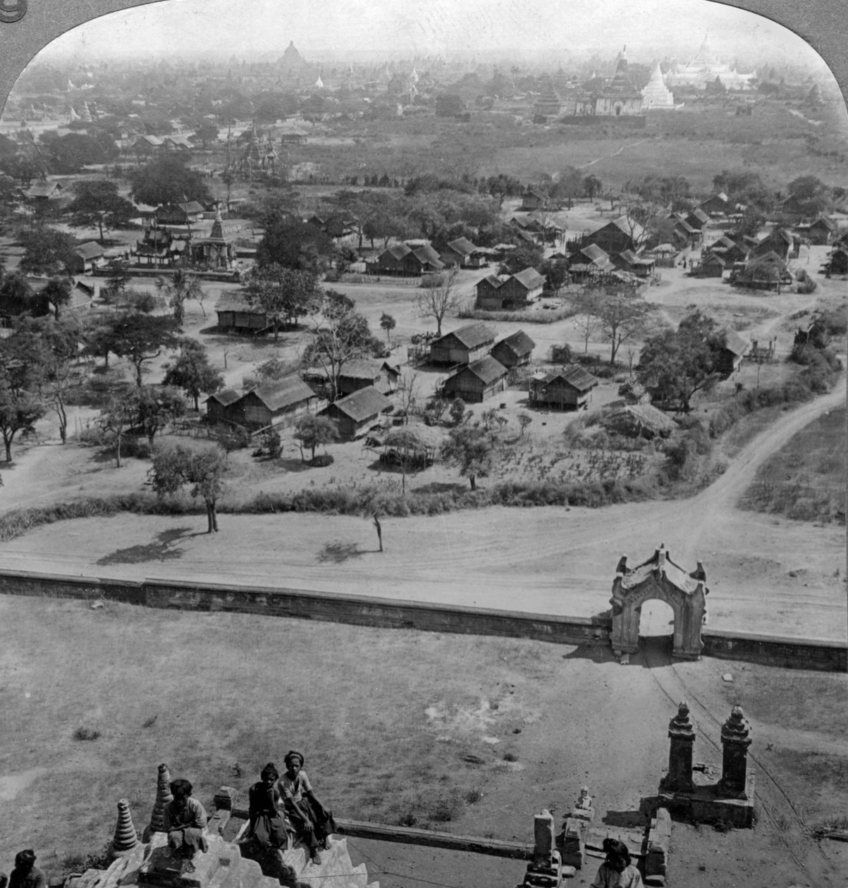 Folkets hjem, fra taget af den gamle Guadapalin Pagoda, Pagan, Burma, c1900-tallet af Underwood and Underwood
