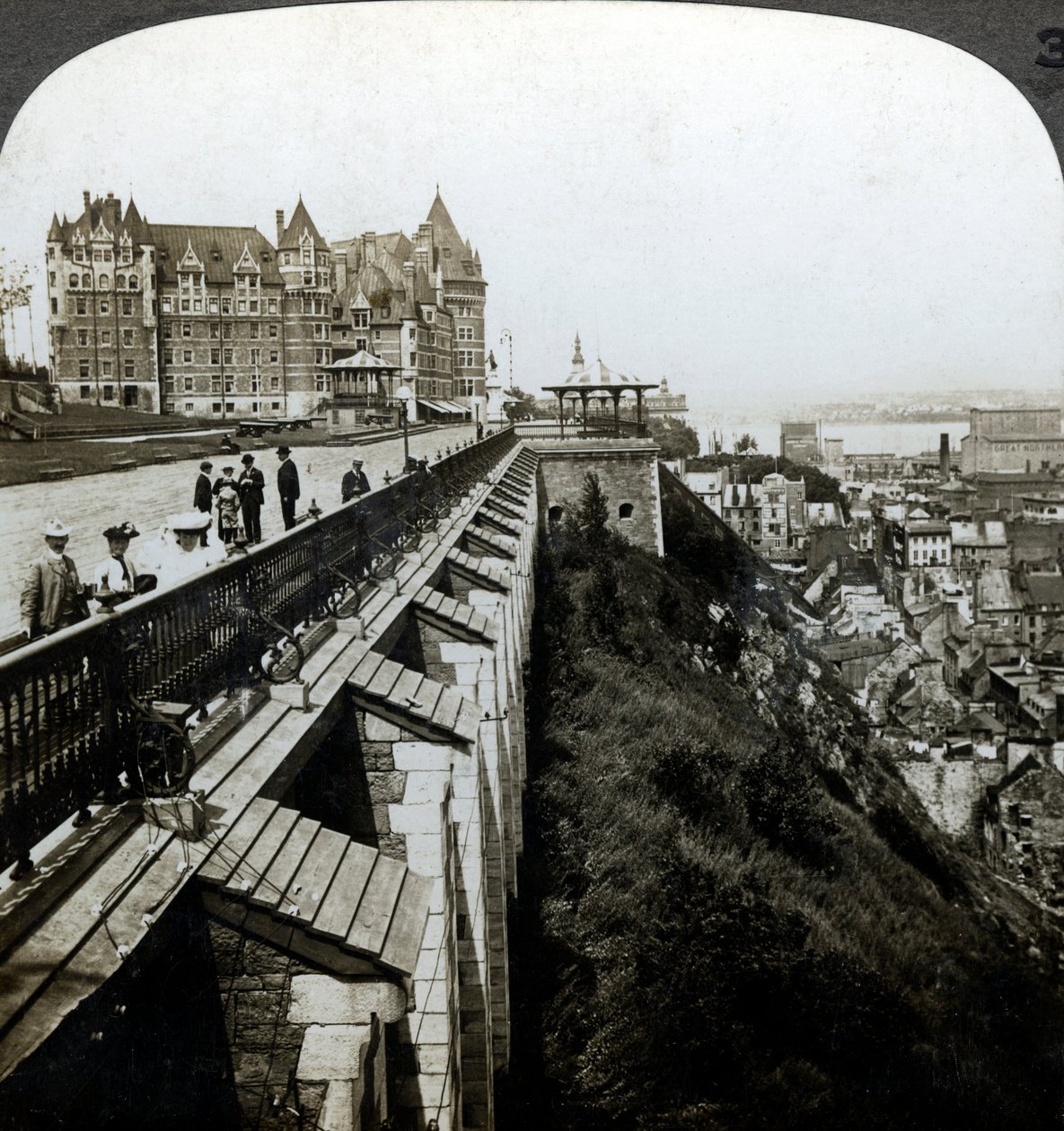 Hotel Chateau Frontenac og Dufferin Terrace, Quebec, Canada. af Underwood and Underwood