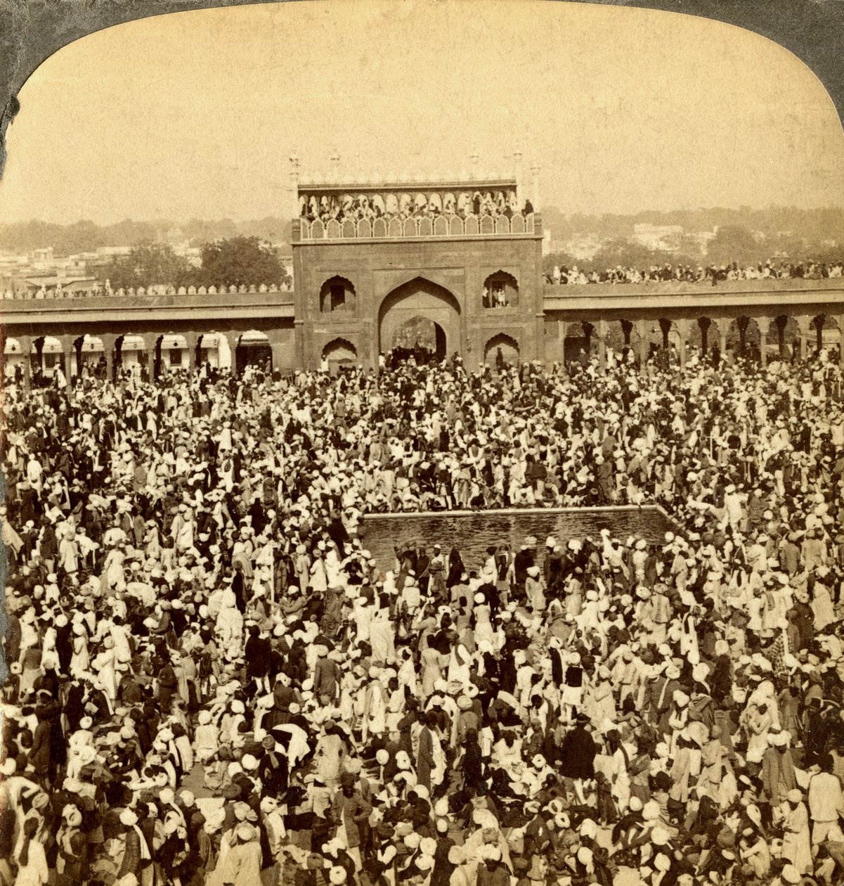 I Jumma-moskeens domstol under den årlige faste, Delhi, Indien. af Underwood and Underwood