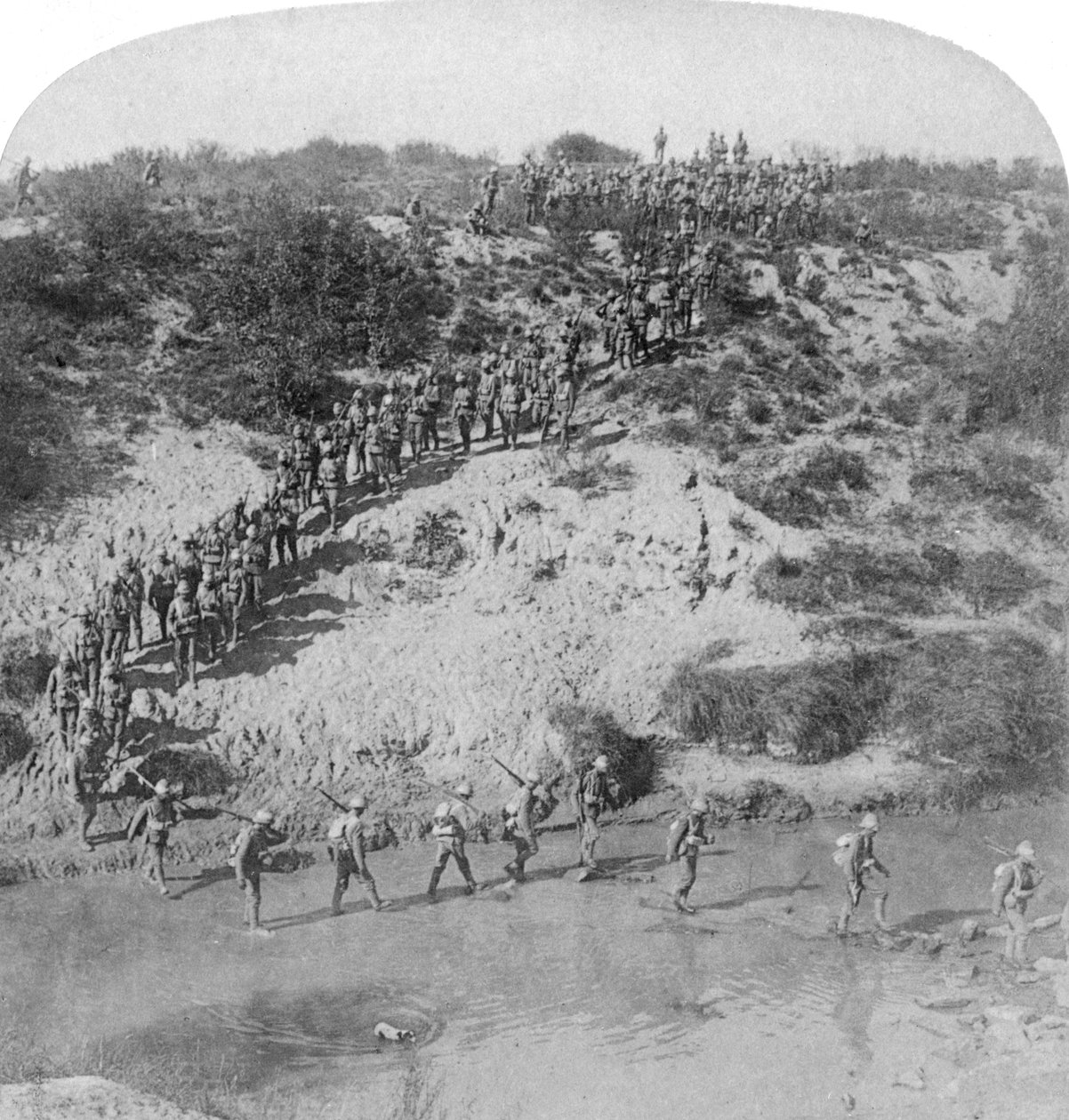 Infanteri besejrede Vet-floden under Lord Roberts fremrykning mod Pretoria, Sydafrika, 1901. af Underwood and Underwood