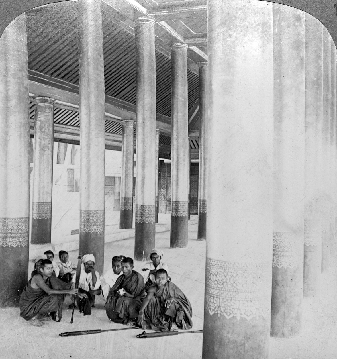 Inde i publikumssalen, Mandalay Palace, Burma, ca. 1900-tallet. af Underwood and Underwood