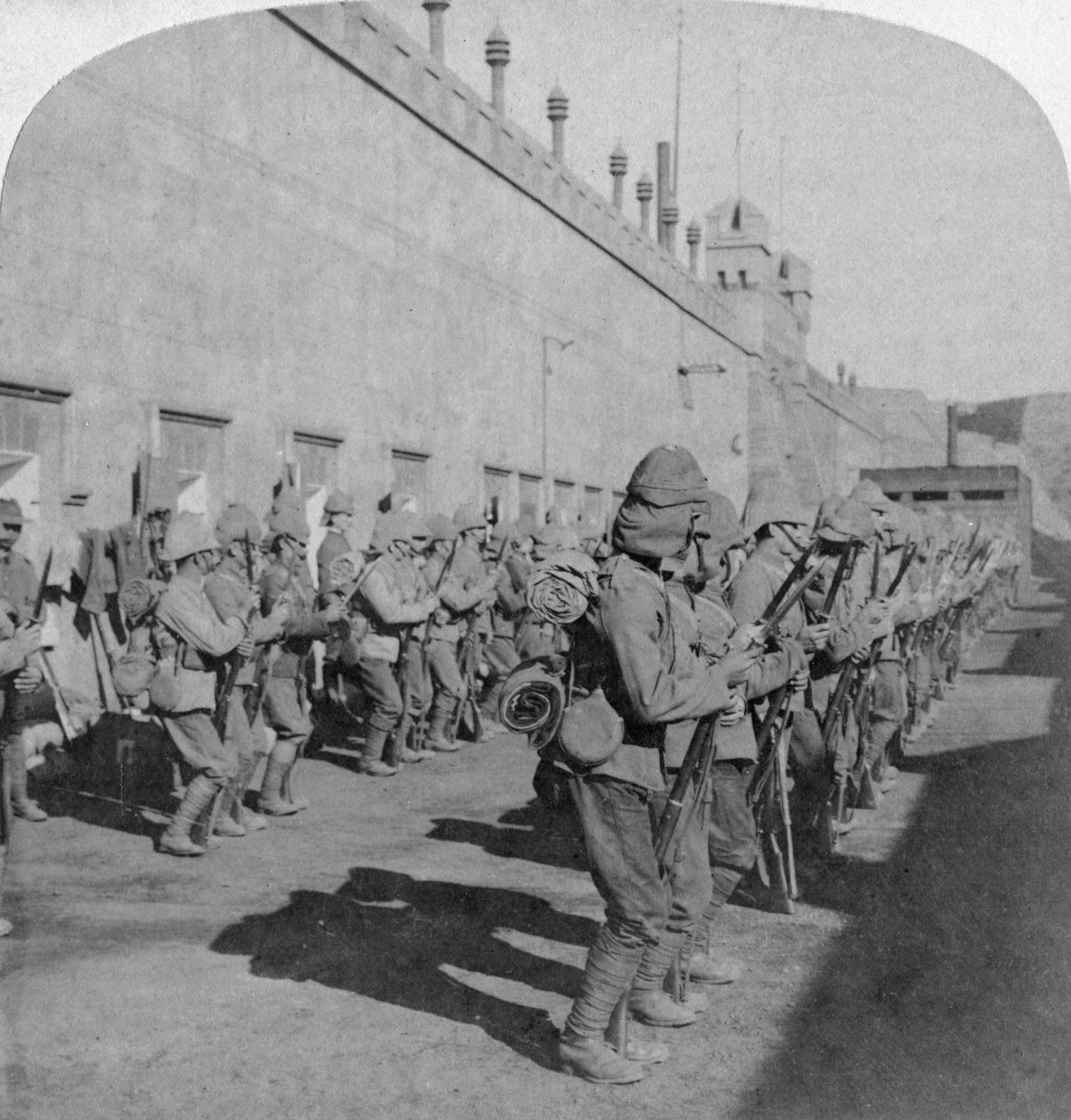 Inspektion af Cheshire Regiment i fortet i Johannesburg, Boer War, Sydafrika, 1901 af Underwood and Underwood