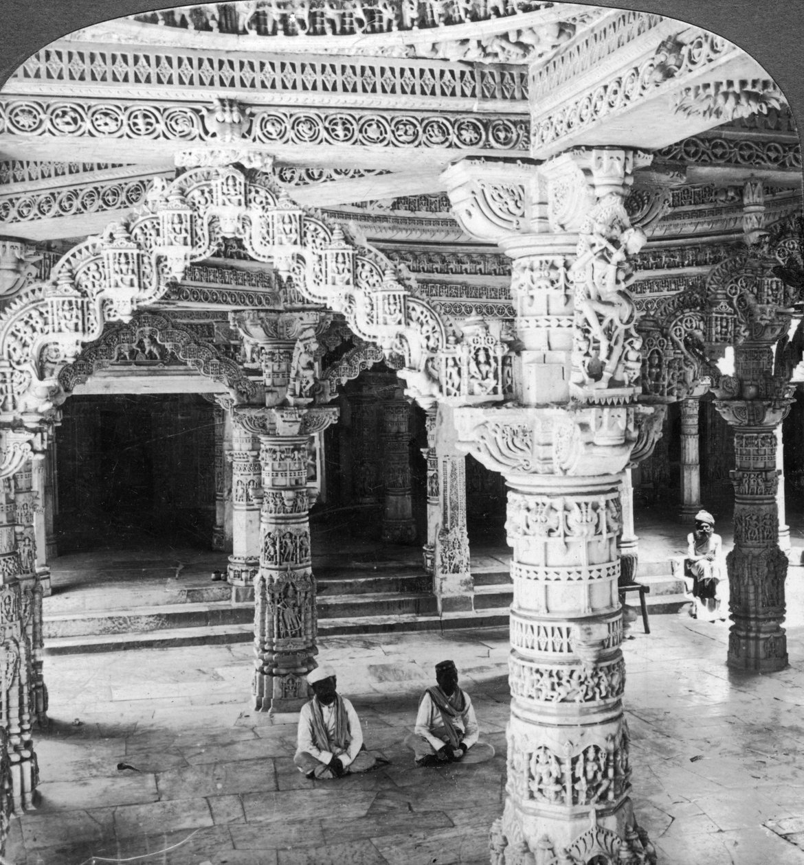Interiør af Vimala Sah-templet, Abu-bjerget, Indien, 1903. af Underwood and Underwood