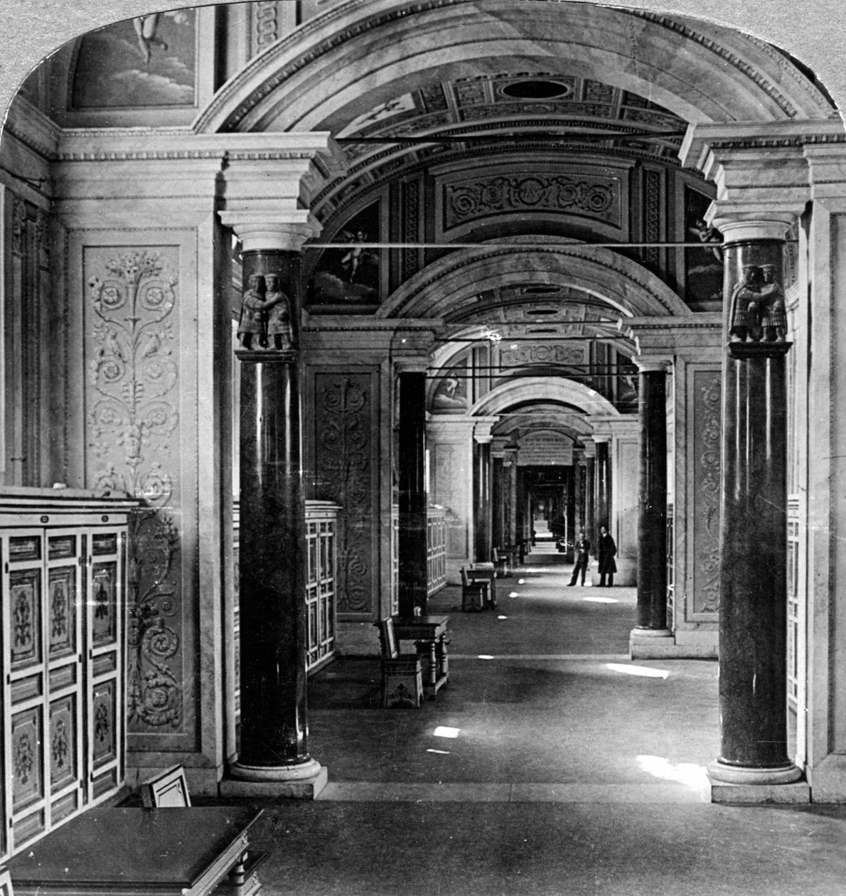 Interiør af Vatikanets bibliotek, Rom, Italien. af Underwood and Underwood