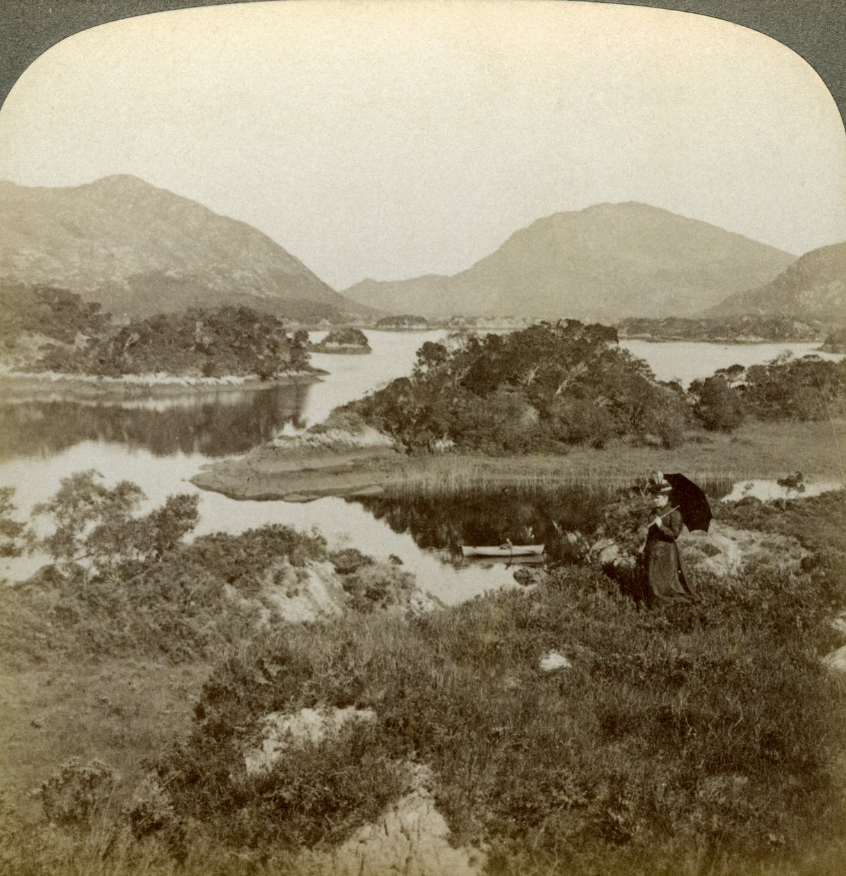 Øer og Upper Lake, Killarney, Irland. af Underwood and Underwood
