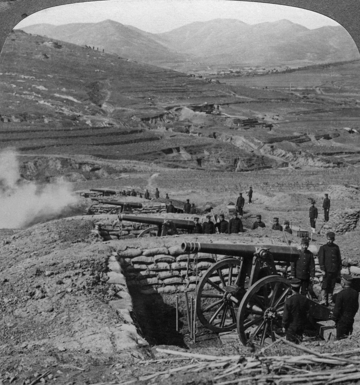 Japanske batterier, der skyder på russiske forter, belejring af Port Arthur, russisk-japansk krig, 1904-1905. af Underwood and Underwood