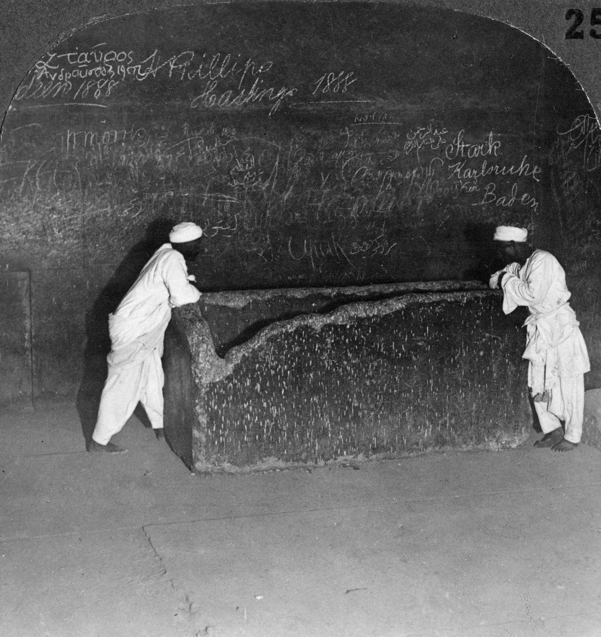 Khufus sarkofag, brudt af røvere, i den store pyramide, Egypten, 1905. af Underwood and Underwood