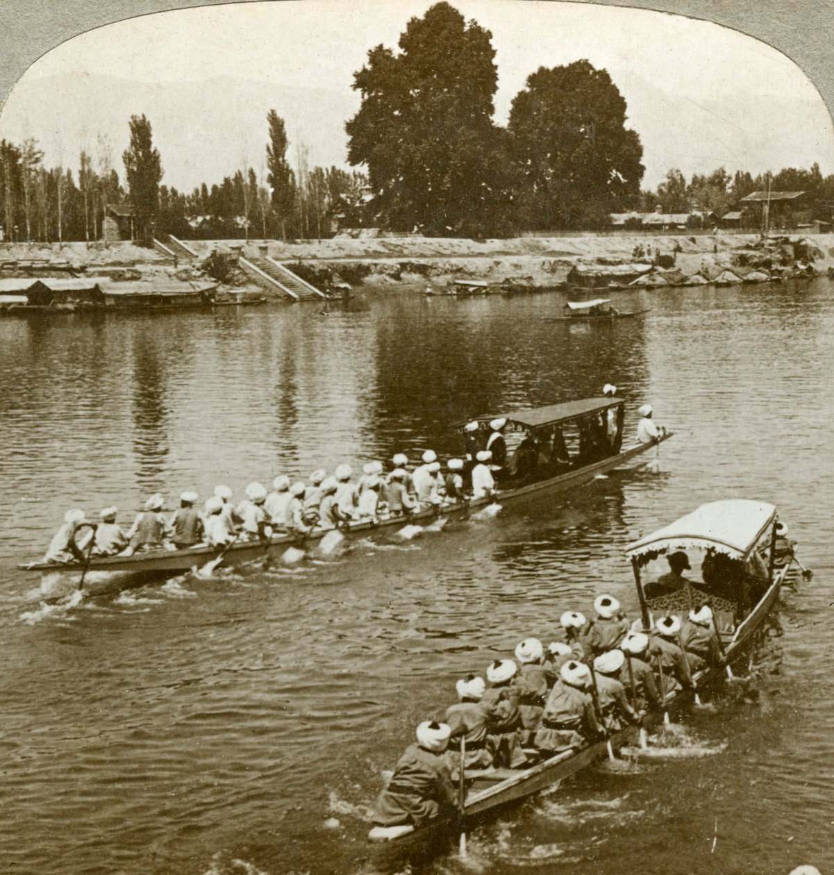 Lady Curzxon rejser på statens pram i Maharaja, Kashmir, Indien, omkring 1900-tallet. af Underwood and Underwood