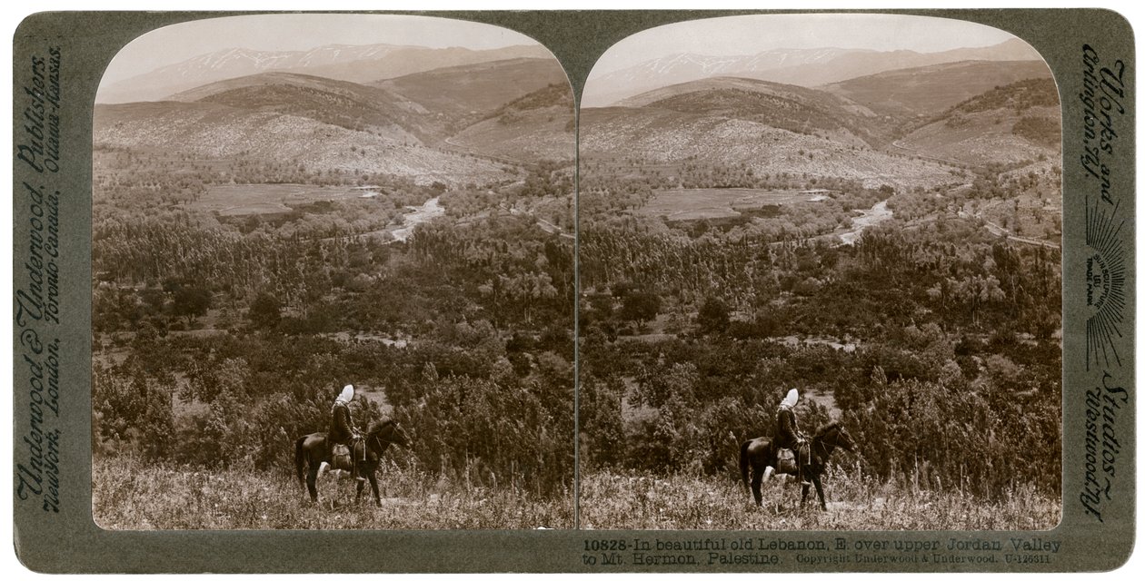 Libanon, med udsigt mod øst over den øvre Jordan-dal til Hermon-bjerget, 1900-tallet. af Underwood and Underwood