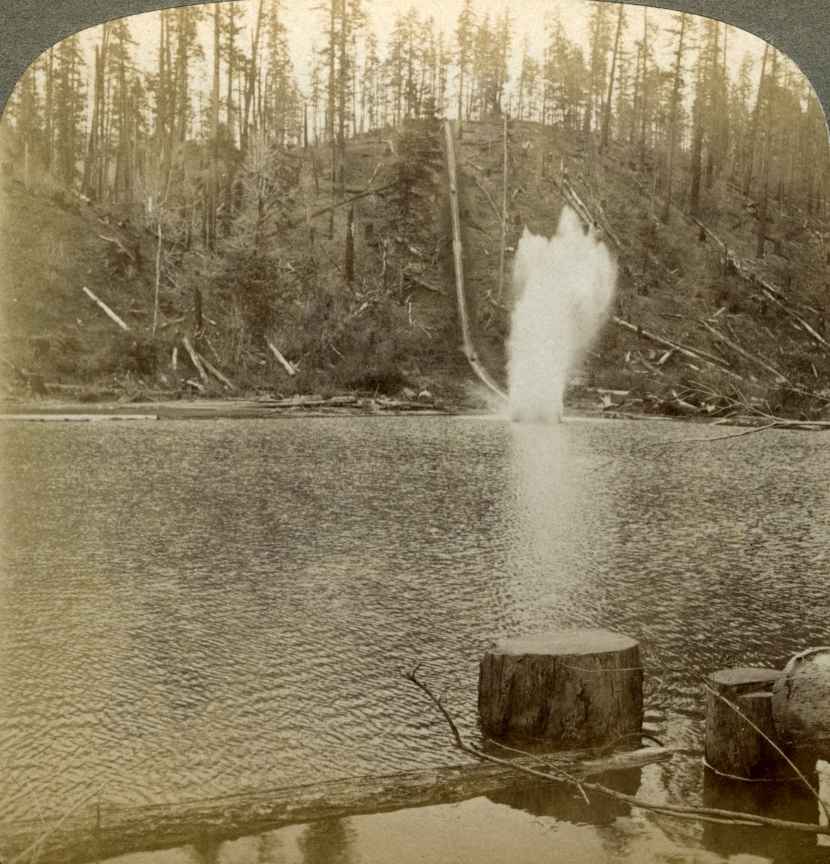 Log flume, Oregon, USA. af Underwood and Underwood