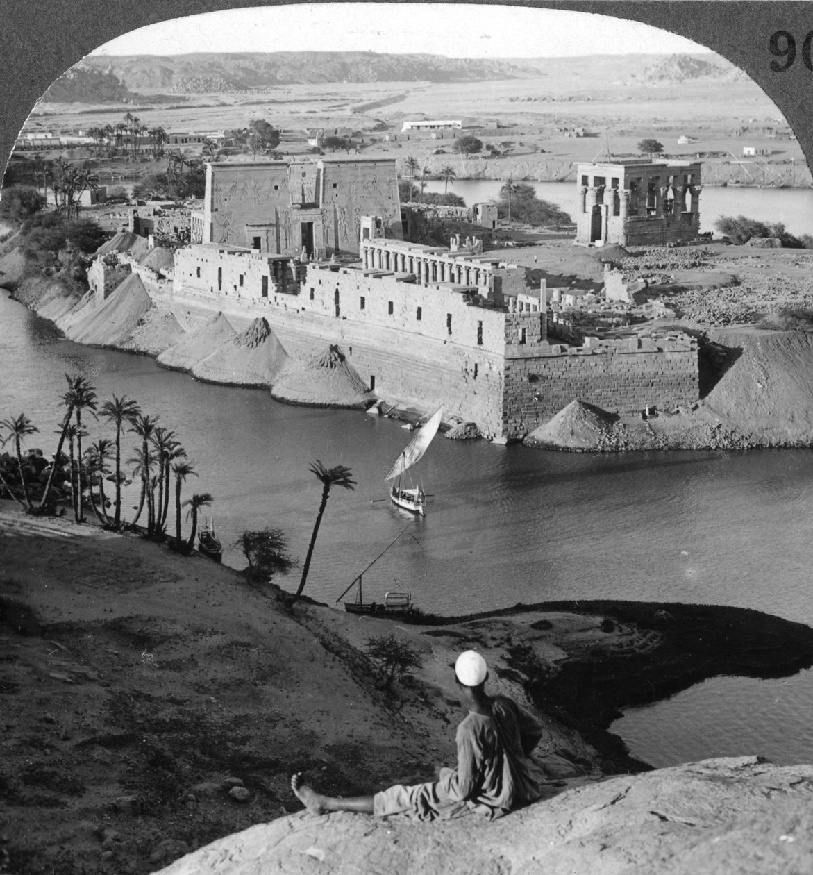 Ser ned på øen Philae og dens templer, Egypten, 1905. af Underwood and Underwood