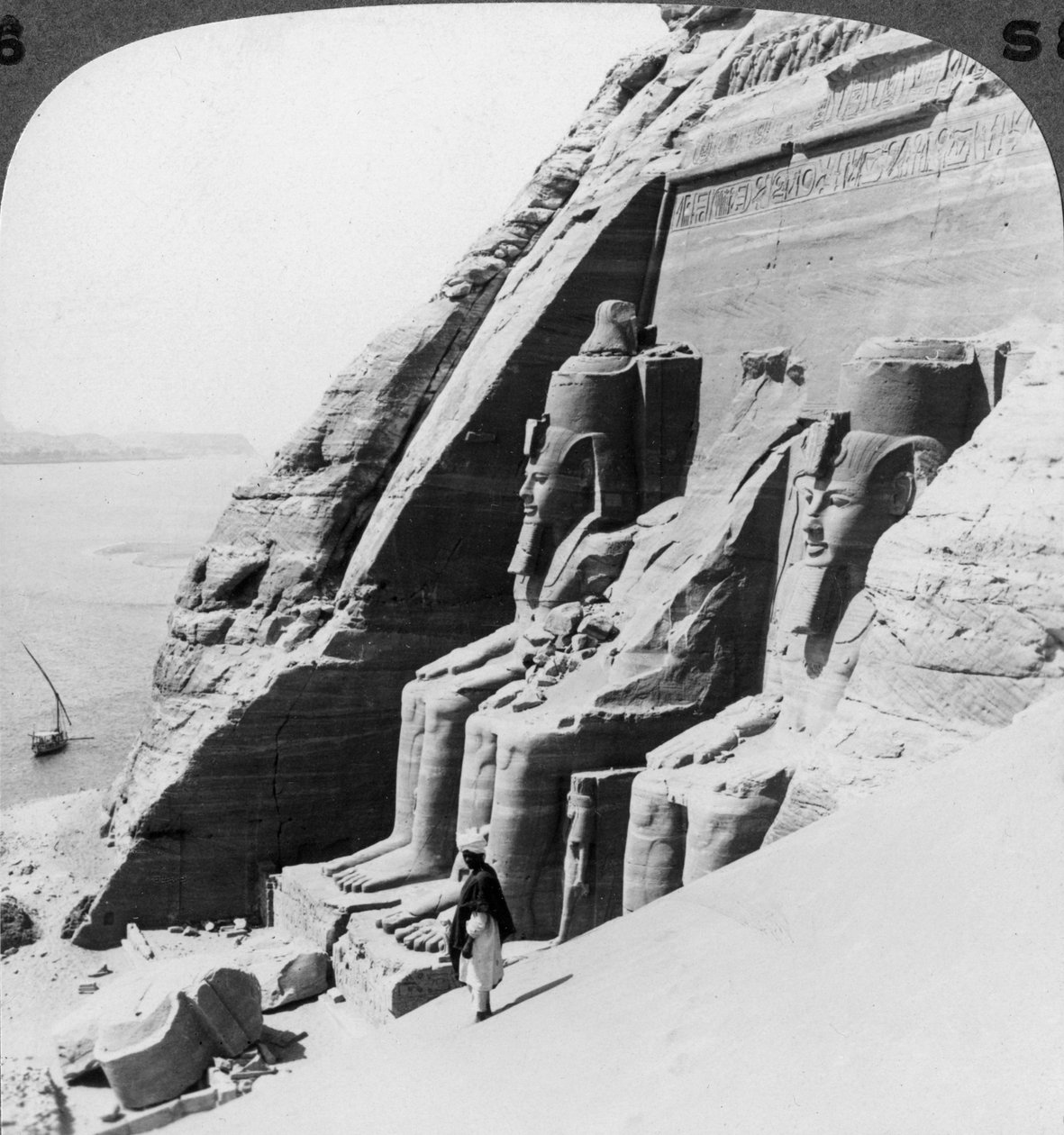Ser ned på floden forbi forsiden af Abu Simbel-templet, Egypten, 1905. af Underwood and Underwood