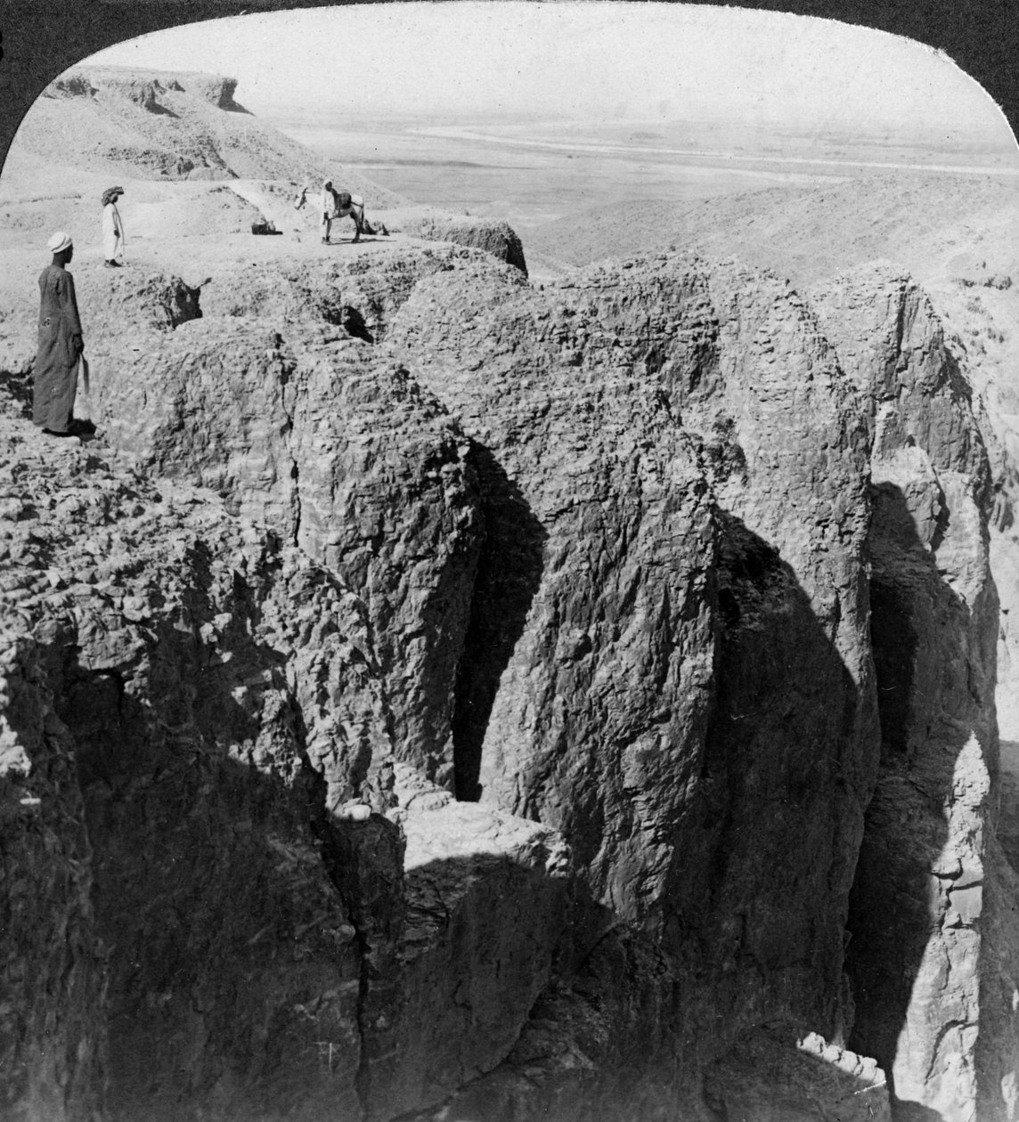 Ser ned ad Nilen fra Thebens vestlige klipper, Egypten, 1905. af Underwood and Underwood