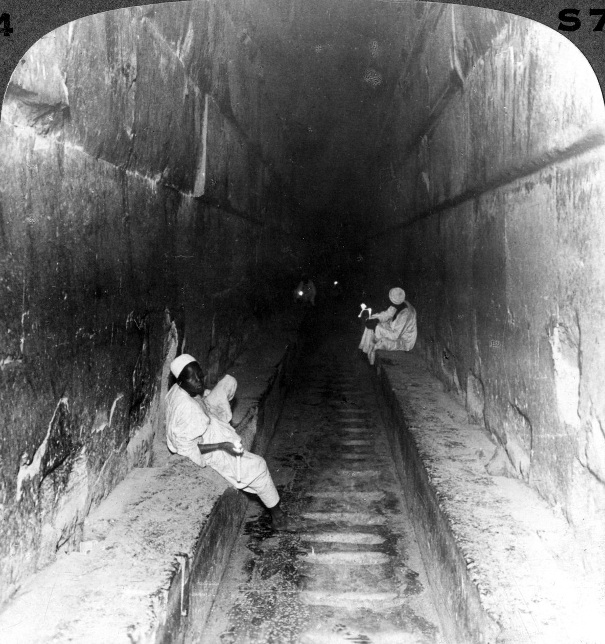 Ser ned ad hovedpassagen til Khufus grav i den store pyramide, Egypten, 1905. af Underwood and Underwood