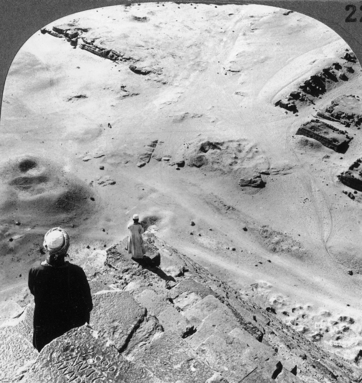 Ser ned i det sydvestlige hjørne af den store pyramide, Egypten, 1905. af Underwood and Underwood