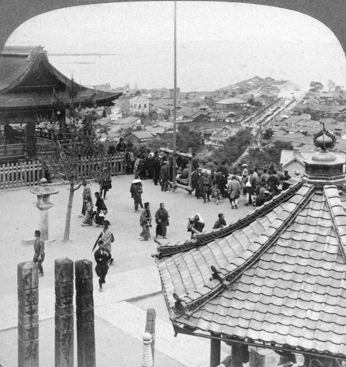 Kigger mod øst fra Mildera-templet over Otsu og Biwa-søen, Japan, 1904. af Underwood and Underwood