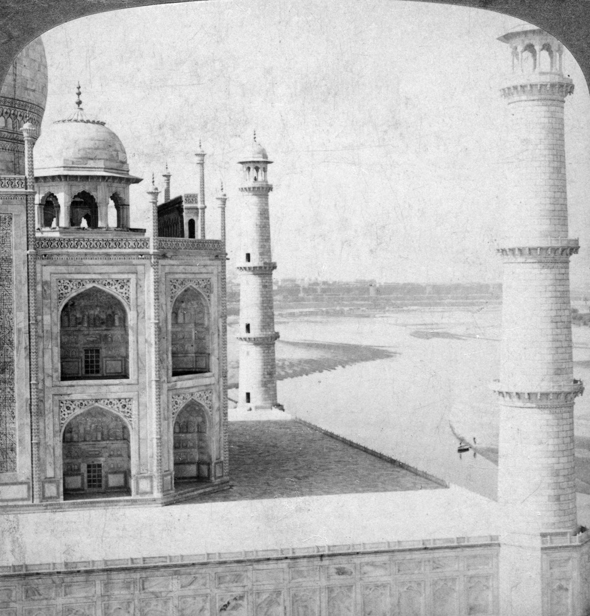 Ser nordvest fra Taj Mahal op ad Jumna-floden til Agra, Indien, 1903. af Underwood and Underwood