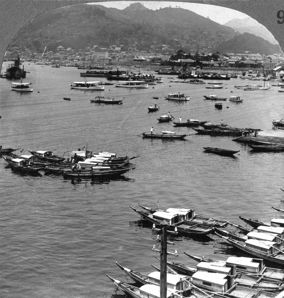 Ser mod nord over skibe i havnen i Nagasaki, Japan, 1904. af Underwood and Underwood