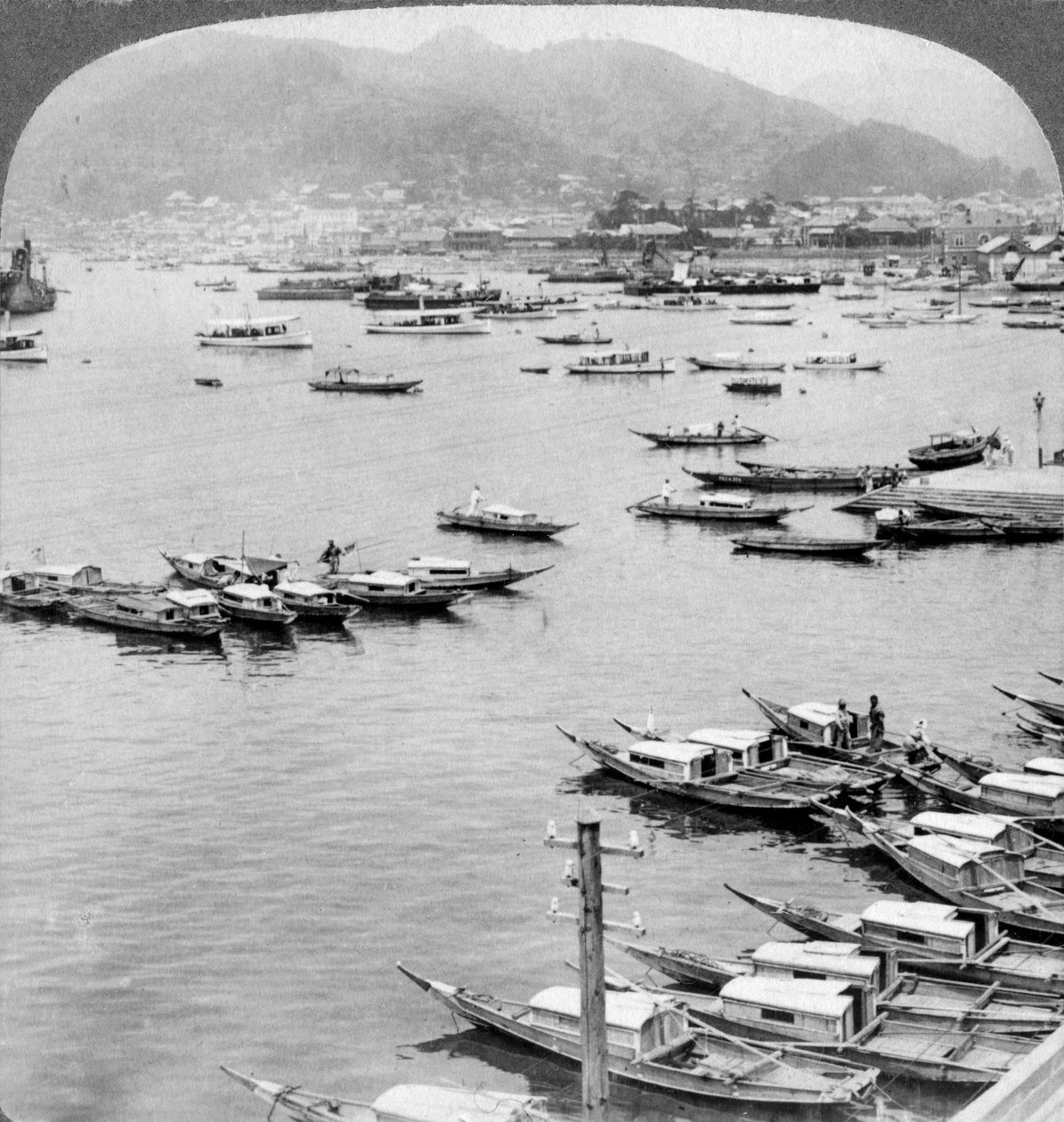 Ser mod nord over skibe i havnen i Nagasaki, Japan, 1904. af Underwood and Underwood
