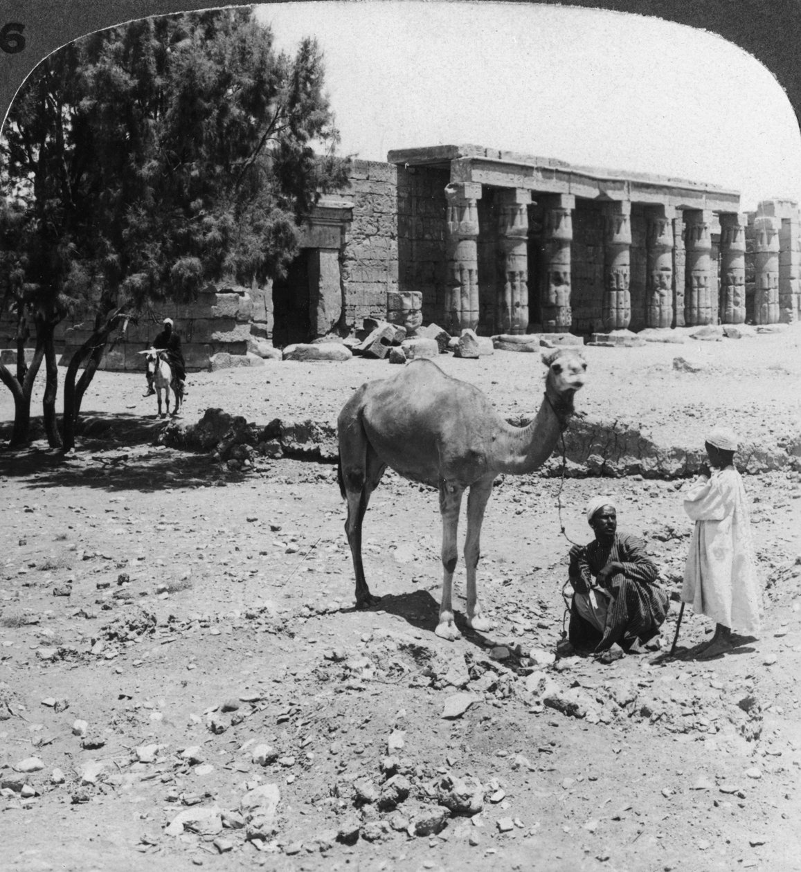 Ser mod nord til Sethos I-templet, Theben, Egypten, 1905. af Underwood and Underwood
