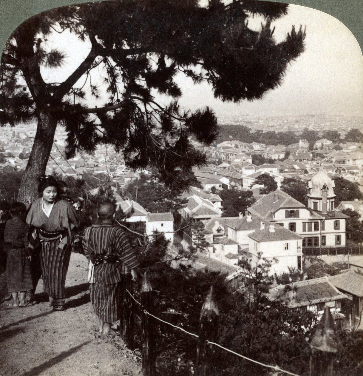 Kigger mod sydøst fra Suwa-yamas fyrrekronede højder over Kobe, Japan, 1904 af Underwood and Underwood