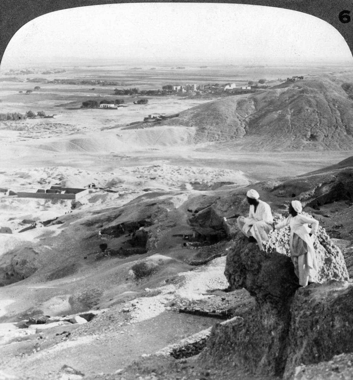 Ser mod syd over den thebanske slette og templerne i Medinet Habu, Egypten, 1905. af Underwood and Underwood