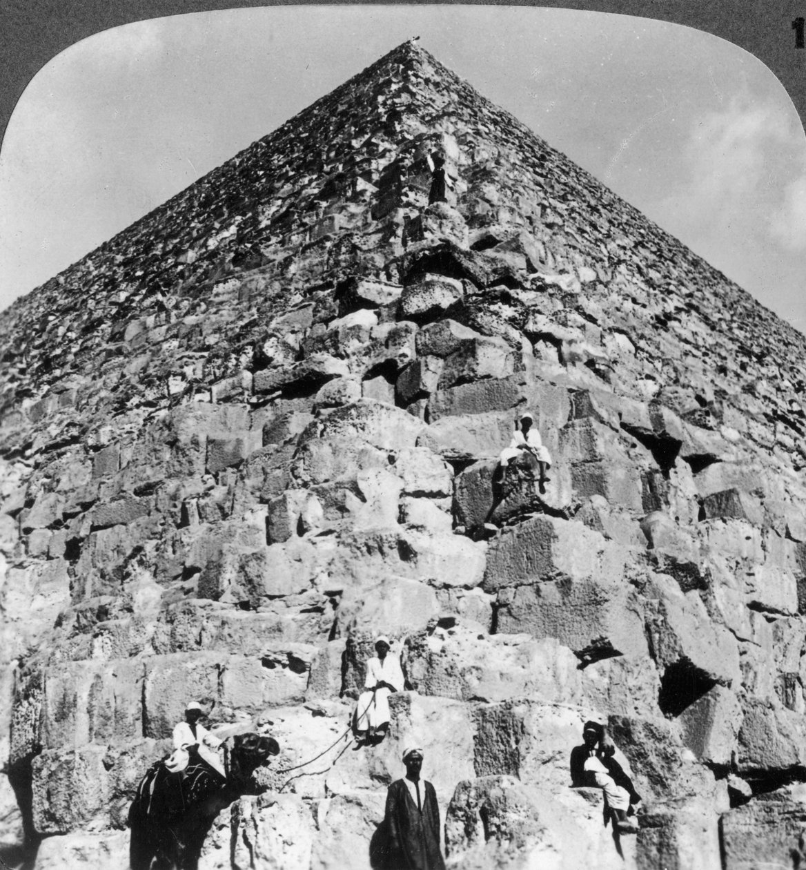 Kigger op i det nordøstlige hjørne af den store pyramide, Egypten, 1905. af Underwood and Underwood