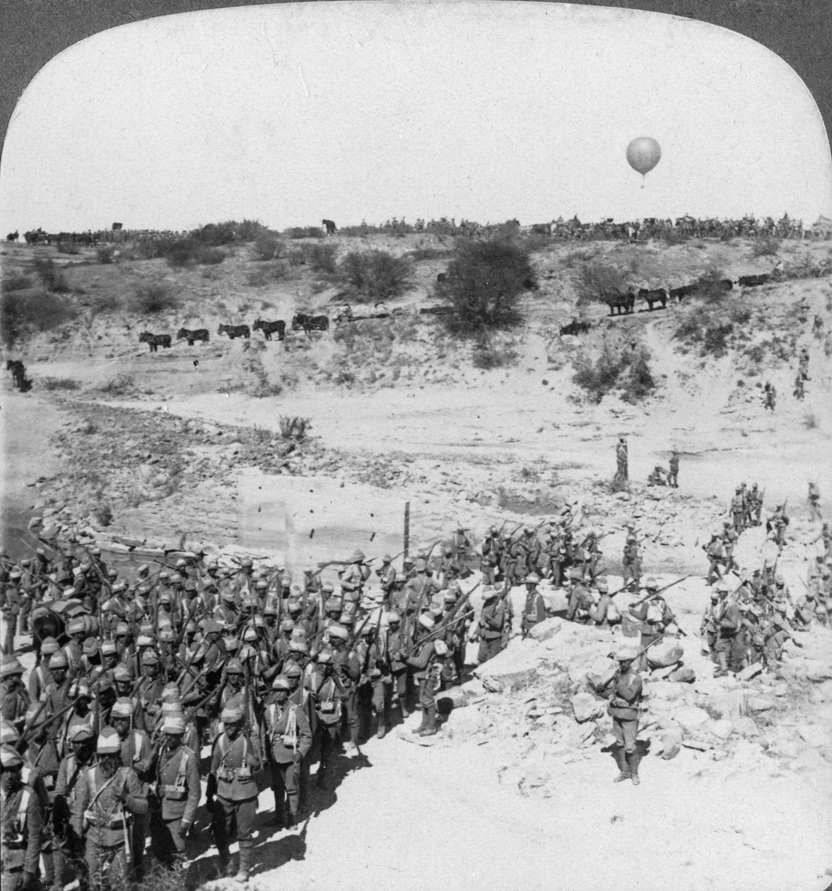 Lord Roberts infanteri krydser Zand-floden, Sydafrika, omkring 1900-tallet. af Underwood and Underwood