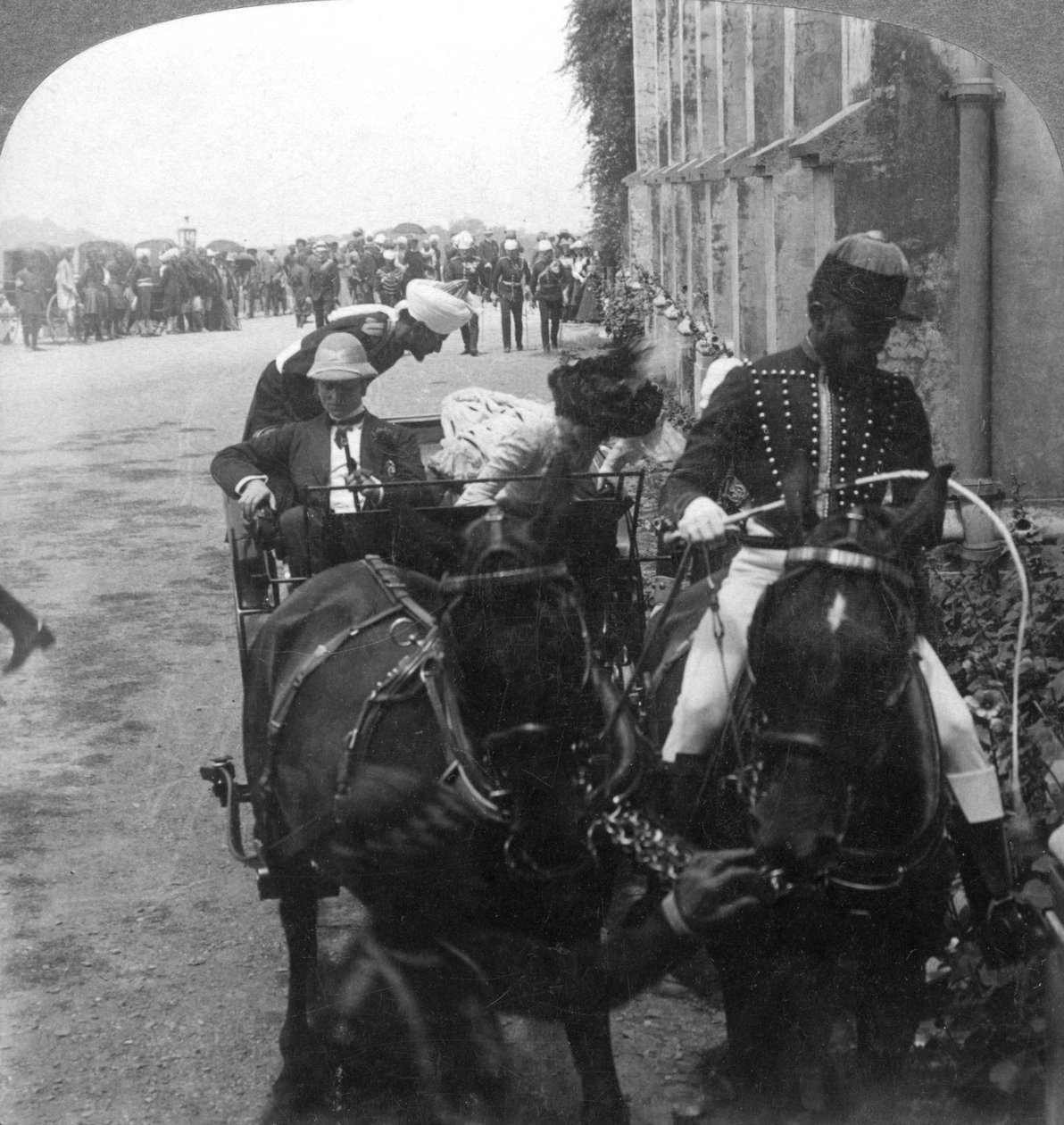 Lord og Lady Curzon i Christ Church, Simla, Indien, 1903. af Underwood and Underwood