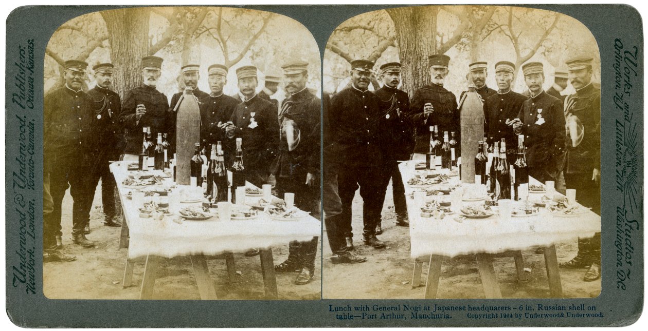 Frokost med general Nogi i det japanske hovedkvarter, Port Arthur, Manchuriet, 1904. af Underwood and Underwood