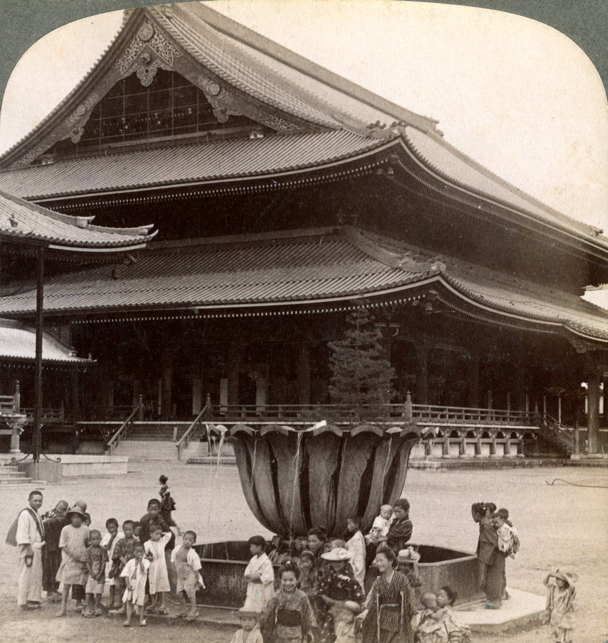 Hovedfronten af Higashi Hongan-ji, det største buddhistiske tempel i Japan, Kyoto, 1904. af Underwood and Underwood