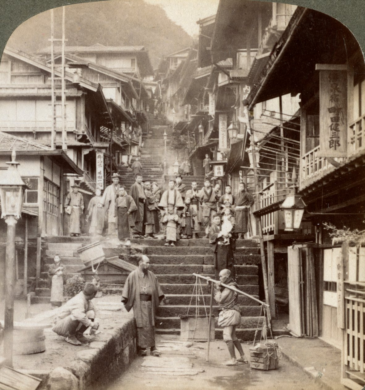 Hovedgade op ad den stejle side af Mount Haruna ved en berømt landsby med varme kilder, Ikao, Japan, 1904. af Underwood and Underwood