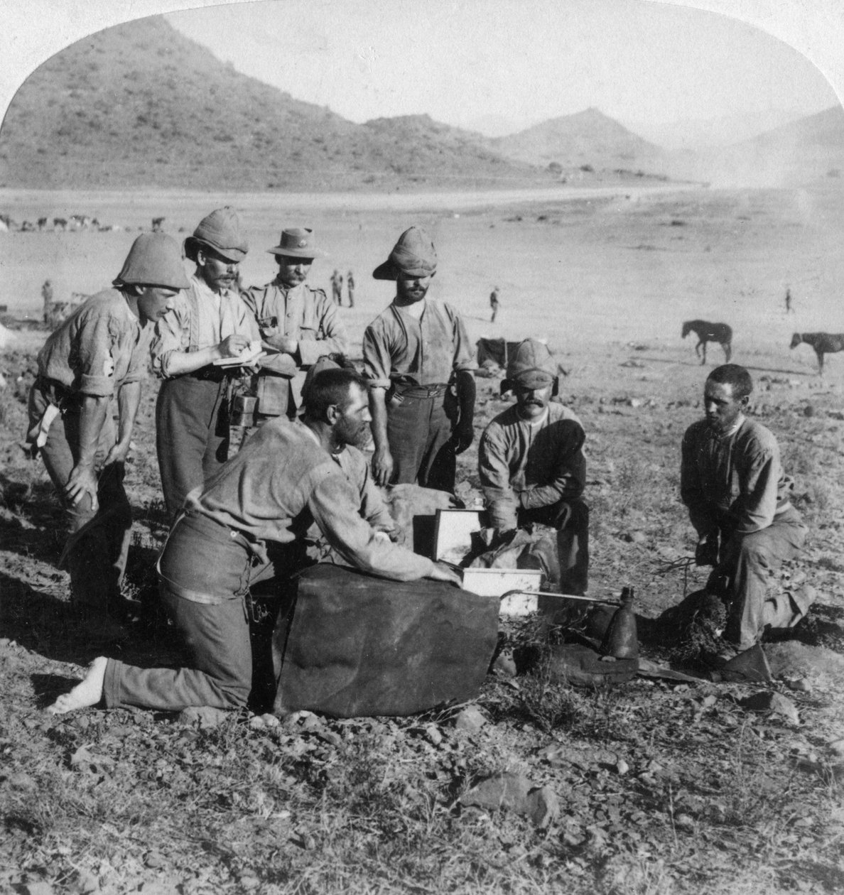 Fremstilling af gas til en af krigsballonerne ved Slingersfontein, Sydafrika, Boer War, 1900. af Underwood and Underwood