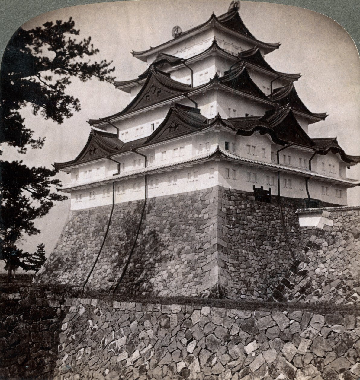 Middelalderlig voldgrav af japanske prinser, lejlighedsvis brugt af Mikado Nagoya, Japan, 1896 af Underwood and Underwood