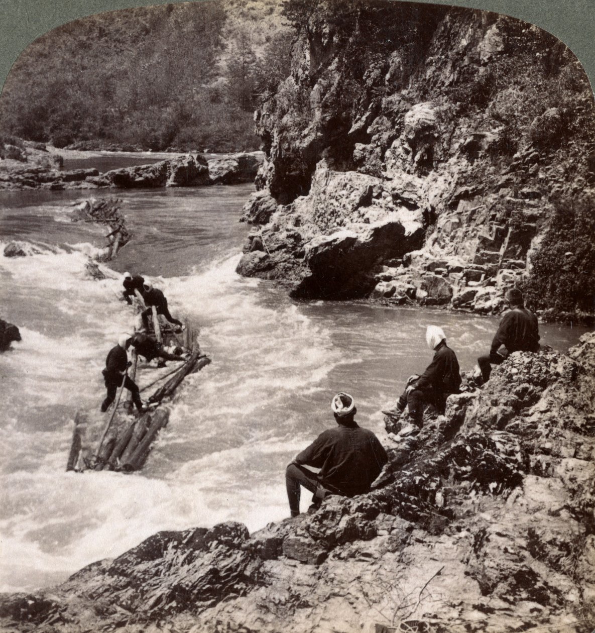 Mænd på en bjælkeflåde, der skyder Hozu Rapids på Katsura-floden, Kyoto, Japan, 1904 af Underwood and Underwood