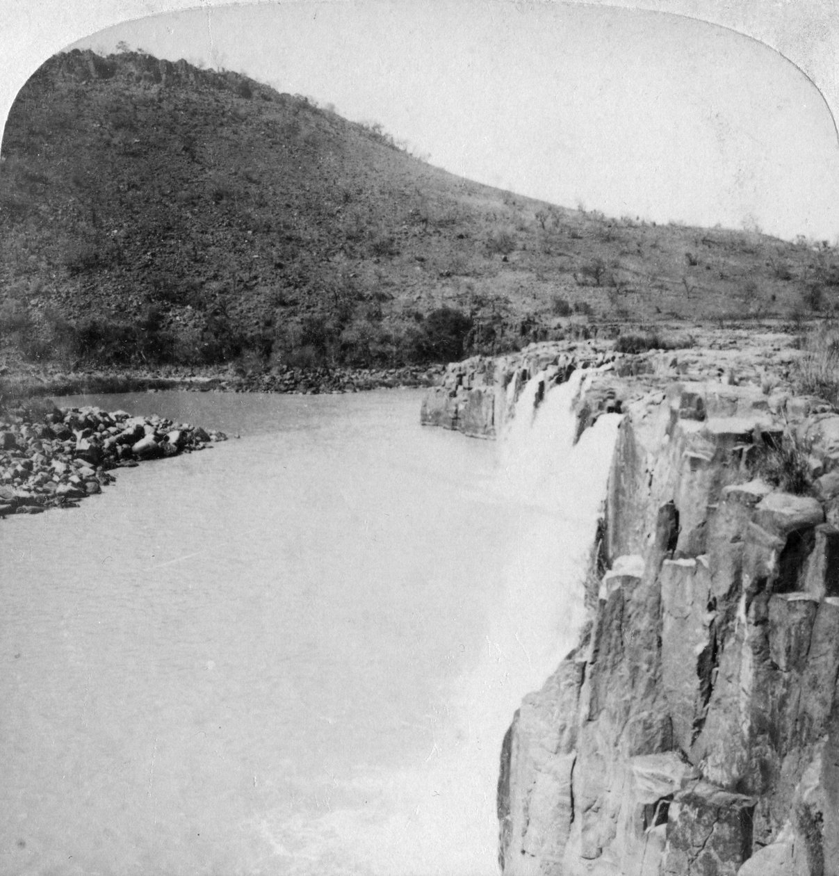 Middle Falls af Tugela-floden fra et boer-lager, nær Colenso, Sydafrika, 2. boerkrig, 1901 af Underwood and Underwood
