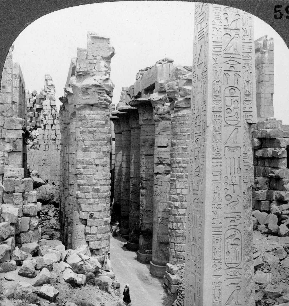 Mellemgang i den store sal og obelisken af Thutmosis I, tempel i Karnak, Theben, Egypten, 1905. af Underwood and Underwood
