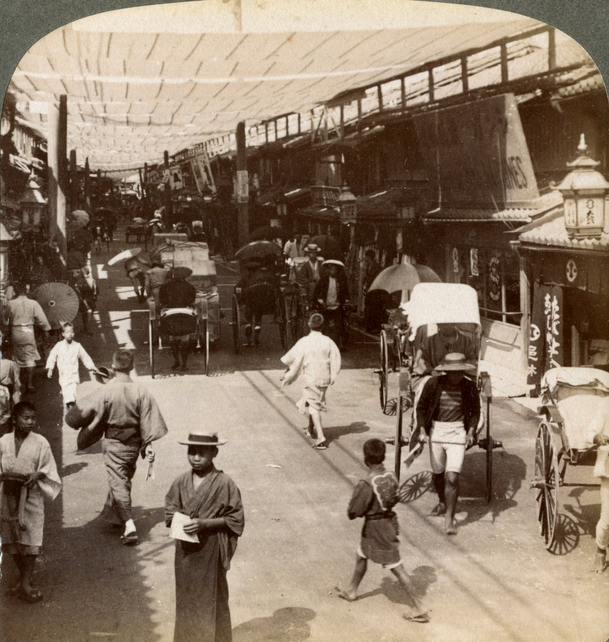Midsommertrafik under markiserne af Shijo Bashidori, en travl færdselsåre i Kyoto, Japan, 1904 af Underwood and Underwood