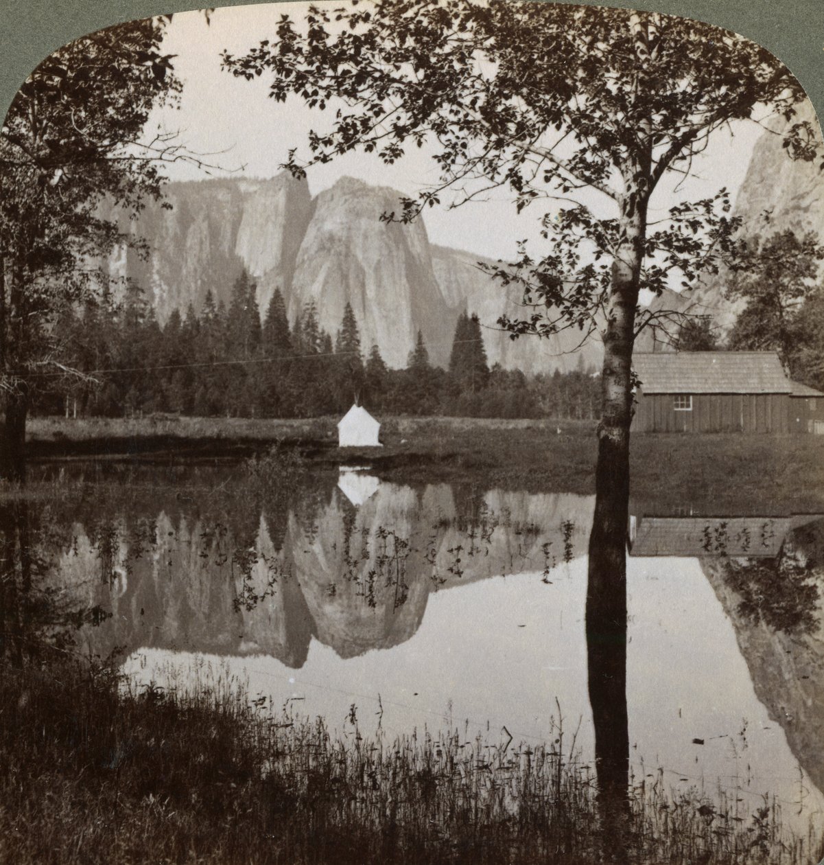 Spejlbillede af Cathedral Rocks, Yosemite Valley, Californien, USA, 1902. af Underwood and Underwood