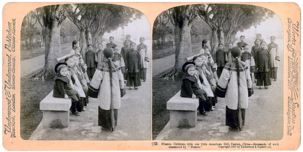 Missionsbørn med en lille amerikansk pige, Canton, Kina, 1900 af Underwood and Underwood
