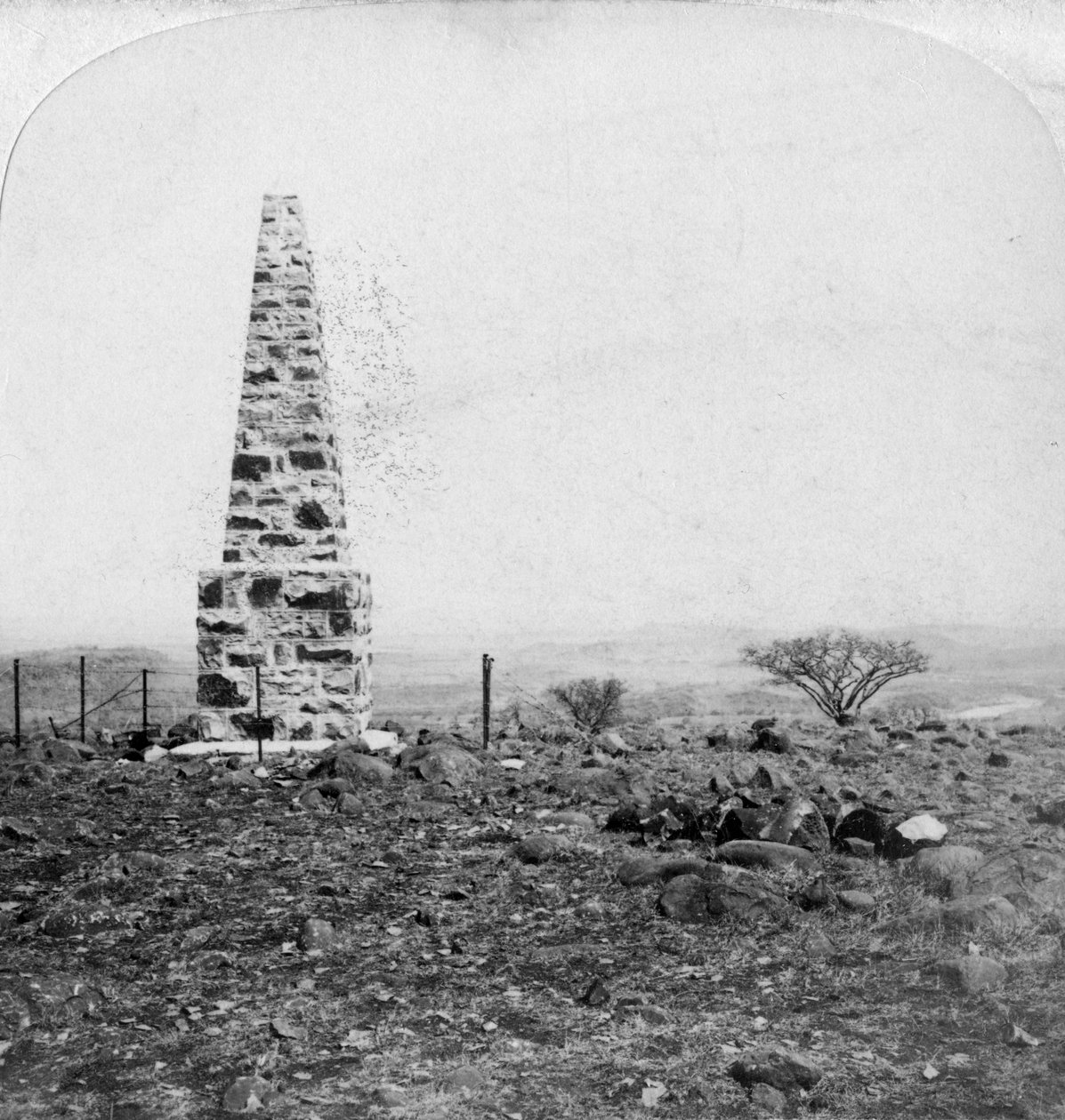 Monument til den 27. Inniskillings, Harts Hill, nær Colenso, Natal, Sydafrika, Boer War, 1901 af Underwood and Underwood